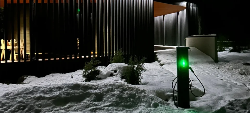 Sähköauton latausasema omakotitalon pihalla