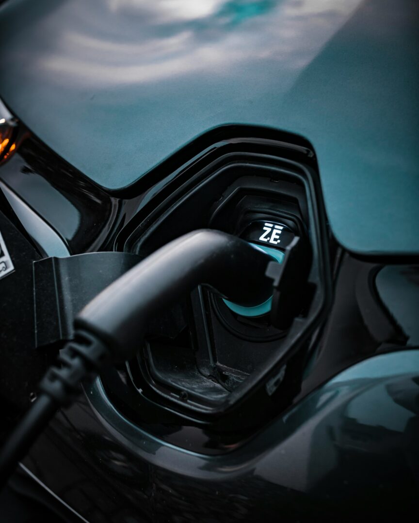 Sähköauto latautumassa sähköauton latausasemassa